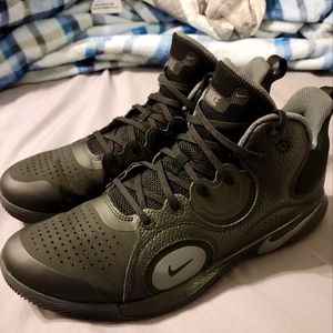 Nike Flyby mid basketball shoes
